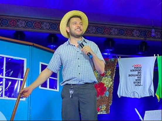 AEI proporciona momento de diversão para o público com o Show de Humor do  Badin o Colono 
